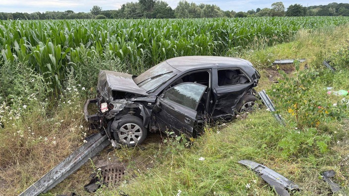 Schwer beschädigte Autos nach einem Unfall auf der A2