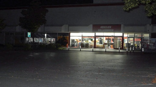Leerer Baumarkt-Parkplatz