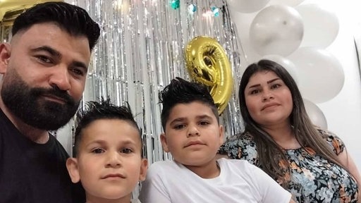 Familienporträt von Mohammad und Malika Alisso und ihre beiden Söhnen