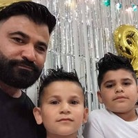 Familienporträt von Mohammad und Malika Alisso und ihre beiden Söhnen