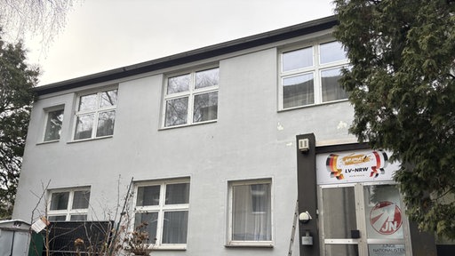 Das weiße, zweistöckige Gebäude mit Flachdach ist die Landesparteizentrale der Partei "Die Heimat" in Essen Kray.