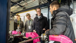 Hendrik Wüst schaut sich die Anlage der Firma Greenlyte in Duisburg an.