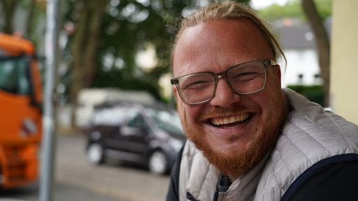 Max lächelt in die Kamera.
