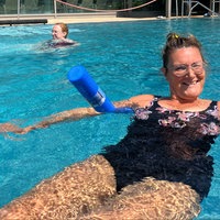 Bärbel Rottmann auf einer Schwimmnudel im Herner Schwimmbad
