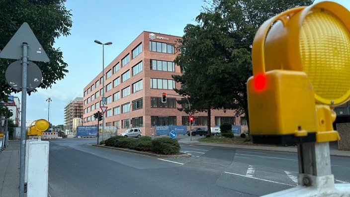 Absperrungen an der Straße zur neuen Polizeihochschule