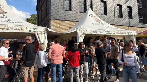 Großer Andrang an einer Heckenwirtschaft auf der Cranger Kirmes