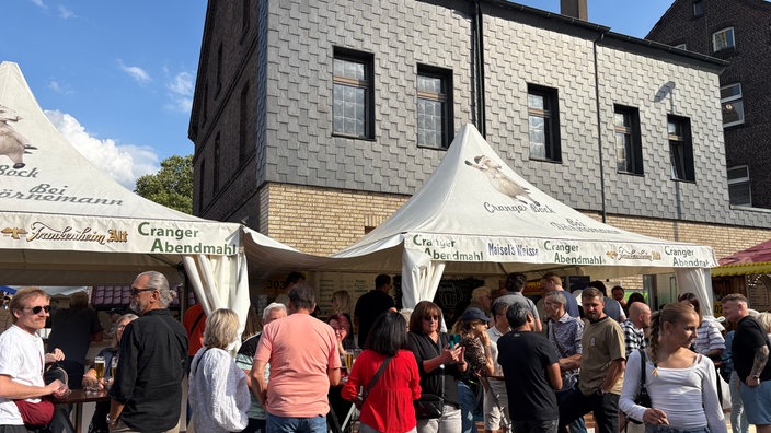 Großer Andrang an einer Heckenwirtschaft auf der Cranger Kirmes