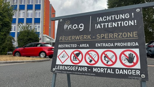 Ein Schild für die Sperrzone um das Feuerwerk auf der Cranger Kirmes in Herne