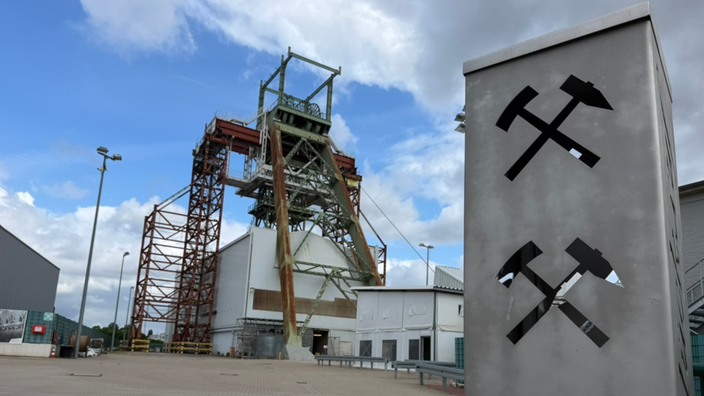 Ein altes Zechengebäude mit einer alten Bergbau-Statue
