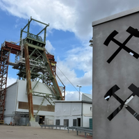 Ein altes Zechengebäude mit einer alten Bergbau-Statue