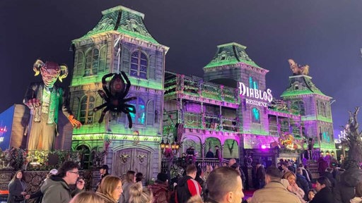 Die beleuchtete Geisterbahn "Diablos Residenz" mit animierten Figuren und speziellen Effekten