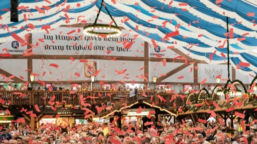 Viele Menschen feiern in der Cranger Festhalle unter Konfettiregen 
