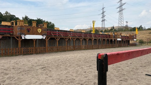 Mittelalterliche Holzkulisse für das Ritterturnier auf Gut Steinhausen in Herne