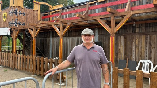 Reiterhof-Chef Wilm Graetsch vor seiner selbstgebauten Turnier-Kulisse