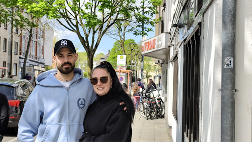 Jasmin und Philip Paninski stehen auf einer Straße.