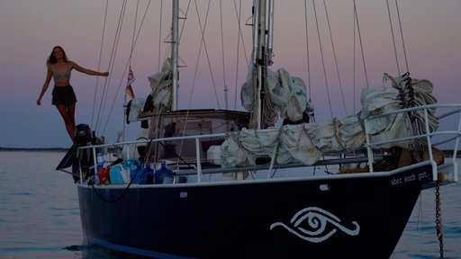 Leonie auf ihrem Segelboot, in der Dämmerung.