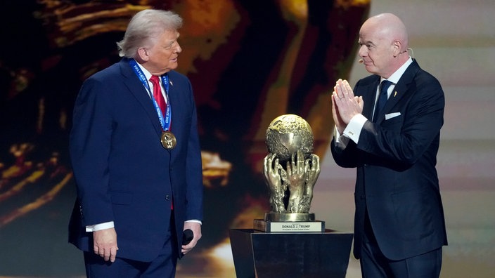 US-Präsident Donald Trump erhält am 05.12.2025 von FIFA-Präsident Gianni Infantino den FIFA-Friedenspreis.