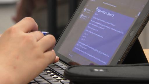 Das Bild zeigt den Bildschirm eines Tablets mit der Aufschrift BRüche mit dem Nenner 8  und der von der KI generierten Erklärung.