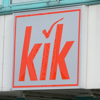 Roter Schriftzug von KiK auf grauem Schild