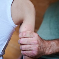 Ein Mann hält ein Kind fest am Arm