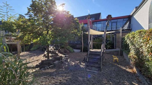 Spielplatz der Kita mit Klettergerüst 