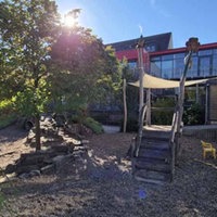 Spielplatz der Kita mit Klettergerüst 