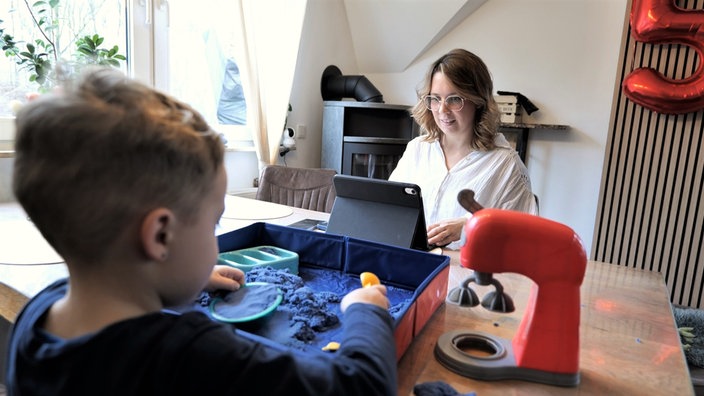 Tanita Bankwitz im Homeoffice mit Kind