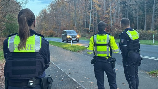 Das Bild zeigt Polizisten am Straßenrand.