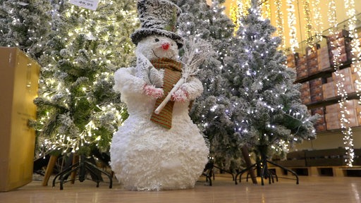 Ein Deko-Schneemann in einem Geschäft