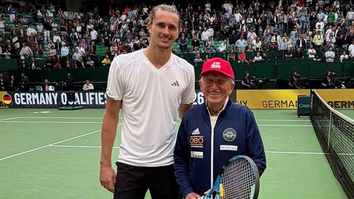 Tennispieler Dietrich Elsner posiert mit Alexander Zverev