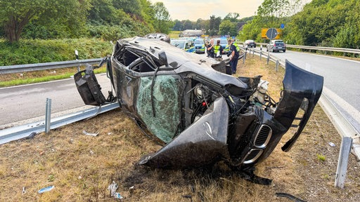 Zerstörtes Auto auf dem Grünstreifen der A2