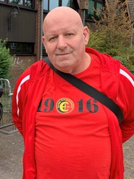 Vereinsmitglied Ingo Wittek trägt ein rotes Fan-Shirt. 