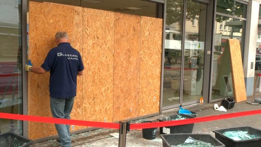 Die Glaswand der Apotheke wurde nach dem Unfall durch Holzbretter ersetzt