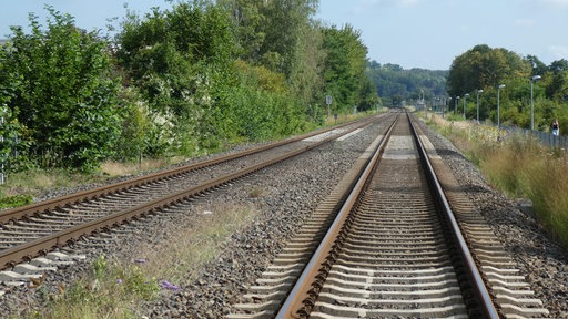 Freie Bahngleise sind zu sehen.