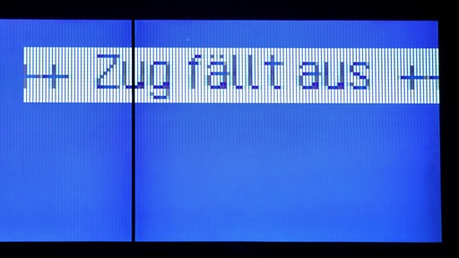 Anzeigentafel mit der Aufschrift "Zug fällt aus. (Symbolbild)