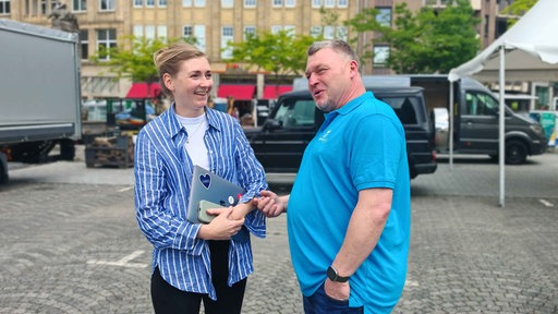 Elmar Wölk und Lilli Leuthold stehen auf dem Altstadtmarkt