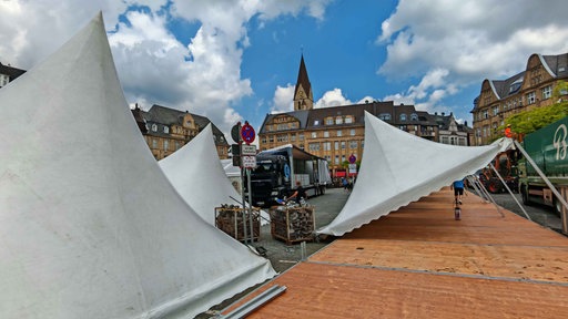 Auf dem Altstadtmarkt werden weiße Zelte aufgebaut