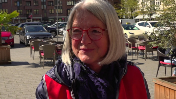 Frau hat einen Blumenstrauß als Dankeschön bekommen