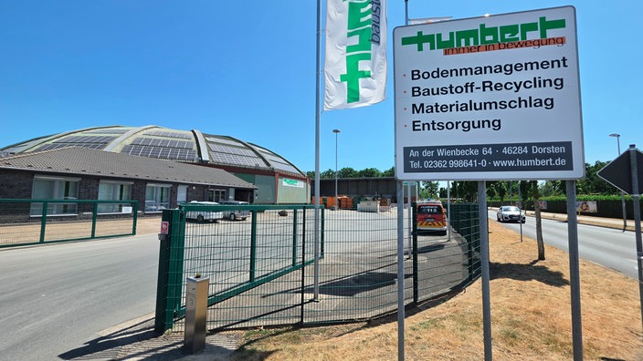Ein großes Tor zum Gelände des Dorstener Baustoff-Recycling-Unternehmen Humbert steht offen.