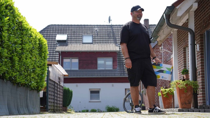 Michael Rodax vor seinem Haus