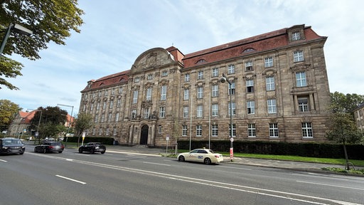 Das Oberlandesgericht in Düsseldorf von außen. Auf der Straße davor fahren mehrere Autos.