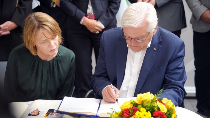 Frank-Walter Steinmeier trägt sich in ein Buch ein