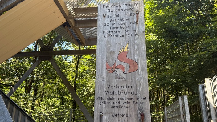Ein Holzschild am Feuerwachturm "Galgenberg" in der Hohen Mark