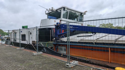 Seit Monaten liegt am Wesel-Datteln Kanal ein verlassener Frachter 