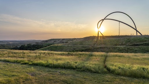 Das Observatorium auf der Halde Hoheward im Sonnenlicht