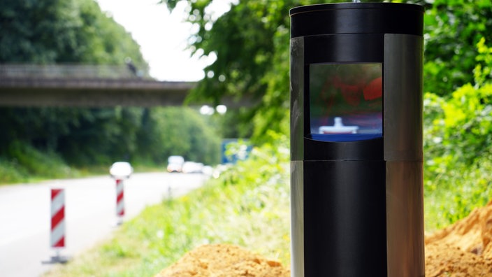 Eine der beiden neuen Messanlagen direkt am Autobahnzubringer