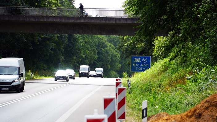 Der Bossendorfer Damm mit Brücke und Autobahnschild