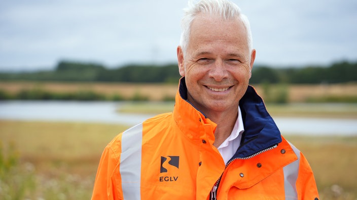 Frank Obenaus steht vor der neuen Lippe-Landschaft