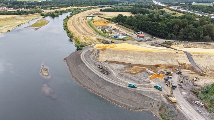 Auf der Südseite der Lippebaustelle arbeiten noch Bagger am neuen Deich
