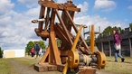 Anlässlich der Römertage in Haltern steht ein Katapult auf dem Platz. 